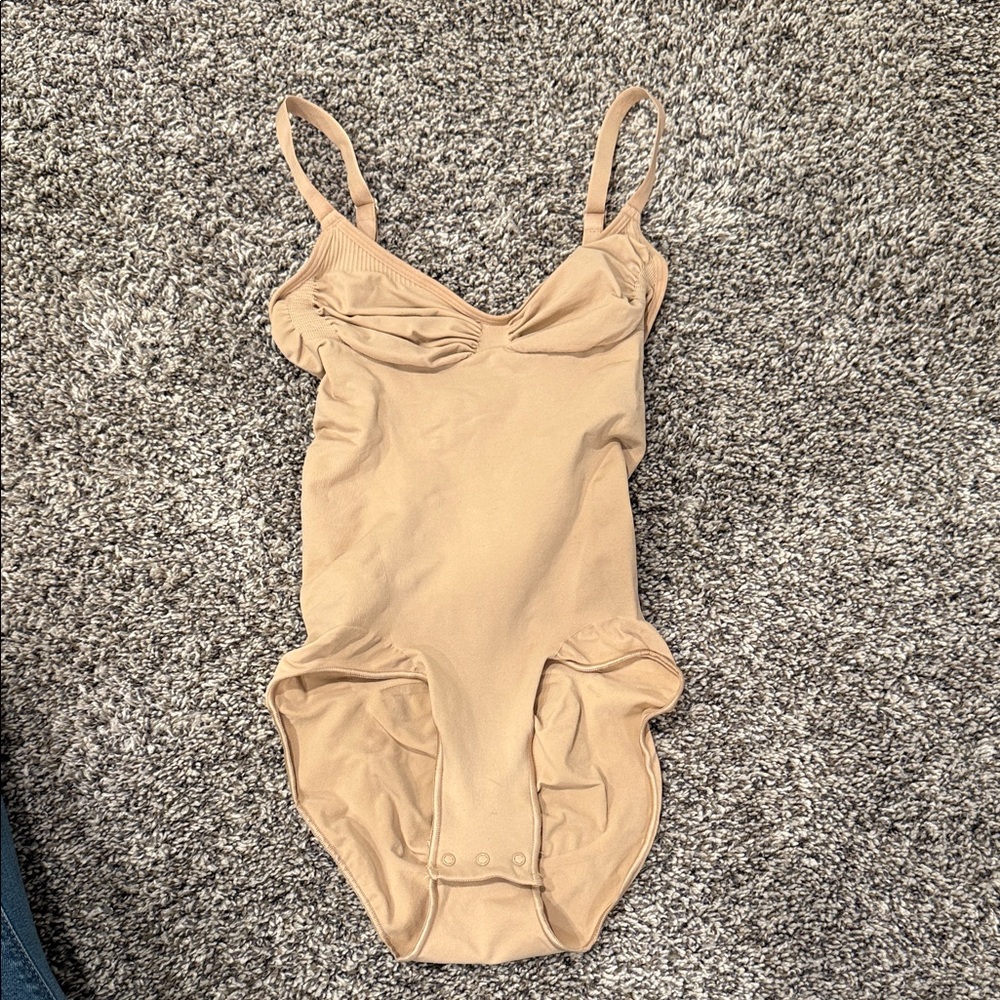 🔥 SKIMS Bodysuit – Size Medium – Must-Have Closet Staple 🔥